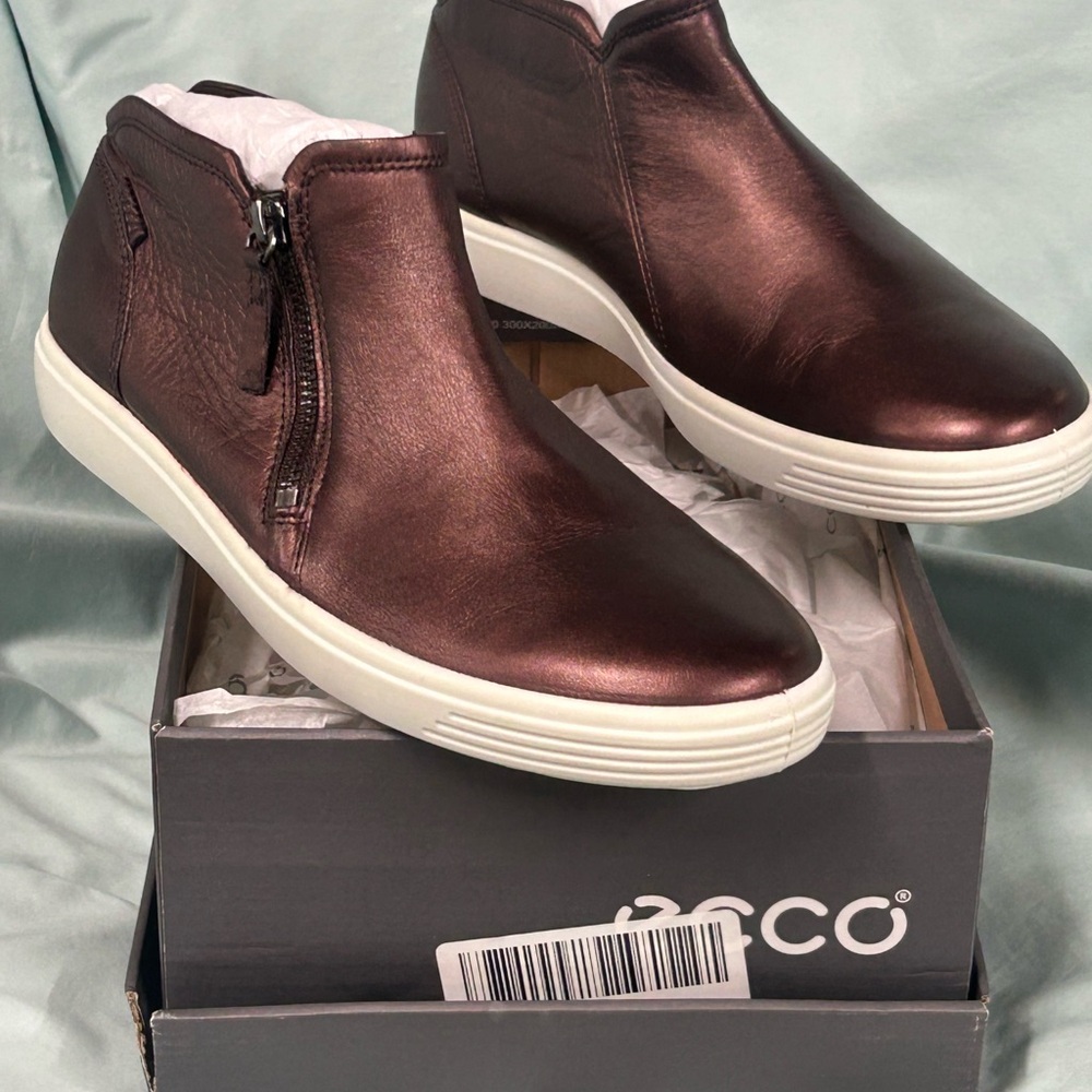 ECCO women's Soft 7 Zip Bootie Sneaker FIG METALLIC New in box!!!!!